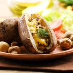 Assiette de pommes de terre farcies