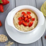Bol de porridge aux fraises