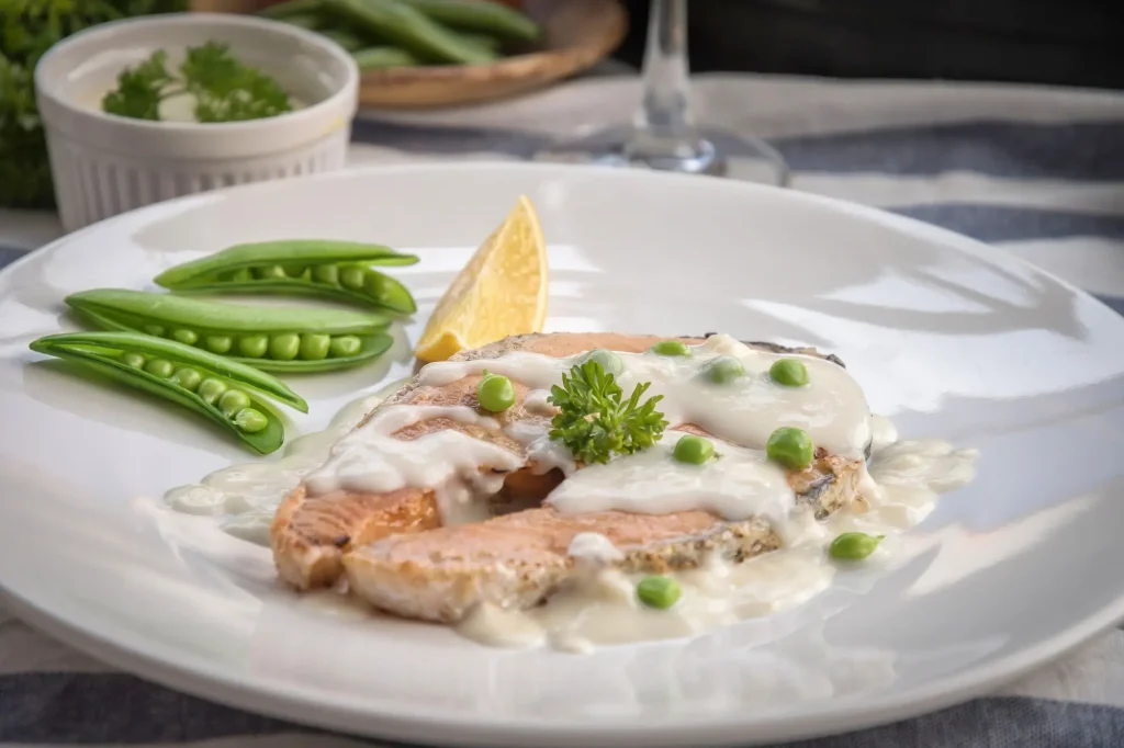 Assiette de poisson nappé de sauce au beurre