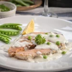 Assiette de poisson nappé de sauce au beurre