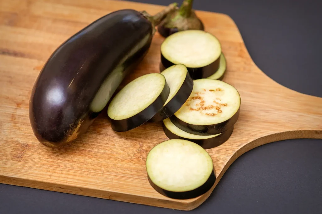 Aubergine coupée en rondelles nécessaire à la préparation