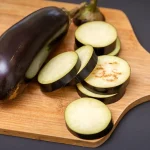 Aubergine coupée en rondelles nécessaire à la préparation