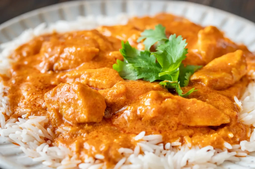Assiette de curry de poulet au yaourt servi avec du riz