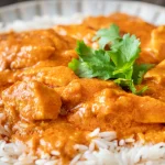 Assiette de curry de poulet au yaourt servi avec du riz