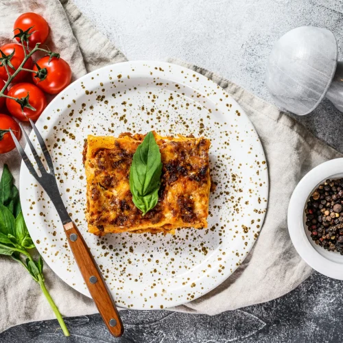 Part de lasagnes aux feuilles de brick