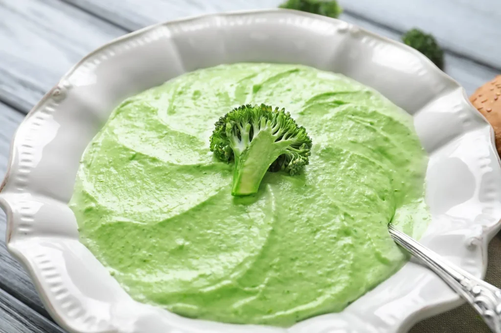 Assiette de mousse de brocoli