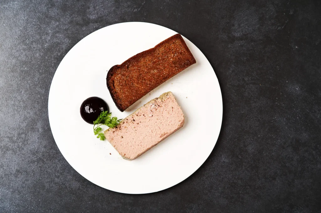 Part de mousse de foie de volaille servi avec une tranche de pain toasté