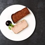 Part de mousse de foie de volaille servi avec une tranche de pain toasté