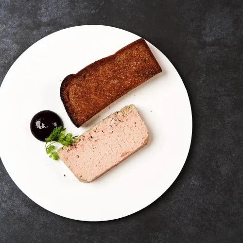 Part de mousse de foie de volaille servi avec une tranche de pain toasté