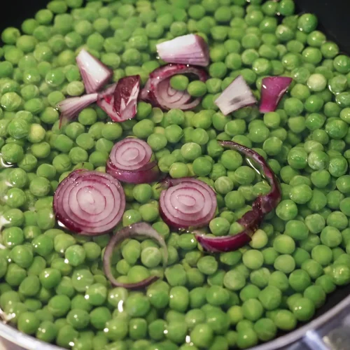 Petits pois aux oignons