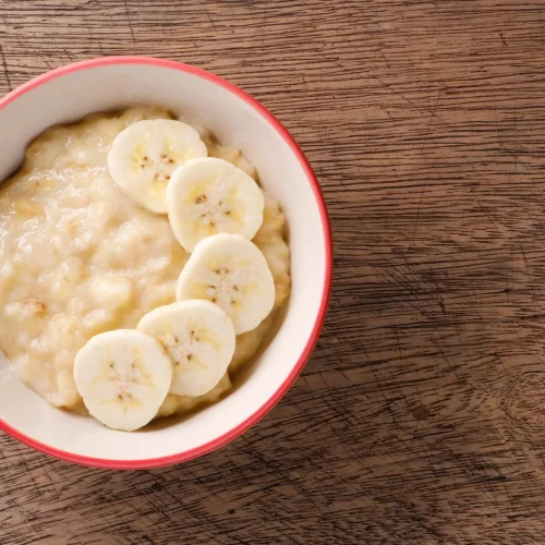 Bol de porridge à la banane