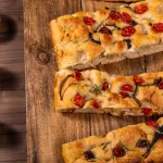 Part de cake aux tomates séchées et à la feta