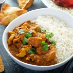 Assiette de cari réunionnais servi avec du riz