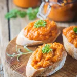 Caviar de carottes servi avec des tranches de pain