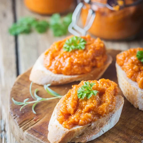 Caviar de carottes servi avec des tranches de pain