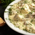 Assiette de médaillon de poulet au fromage
