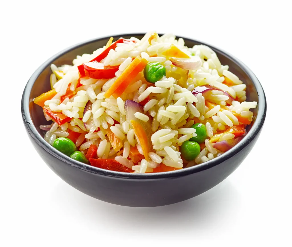 Bol de riz pilaf à la macédoine