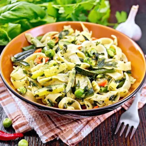 Assiette de tagliatelles aux légumes verts