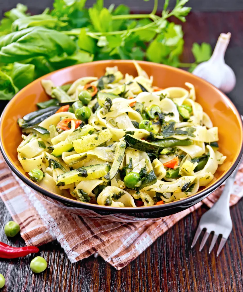 Assiette de tagliatelles aux légumes verts