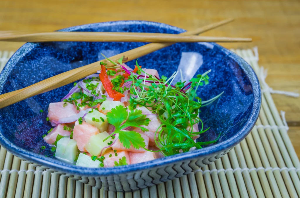 Assiette de ceviche de flétan avec des dés de concombre