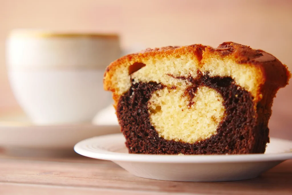 Muffin marbré coupé en deux