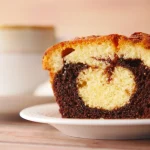 Muffin marbré coupé en deux