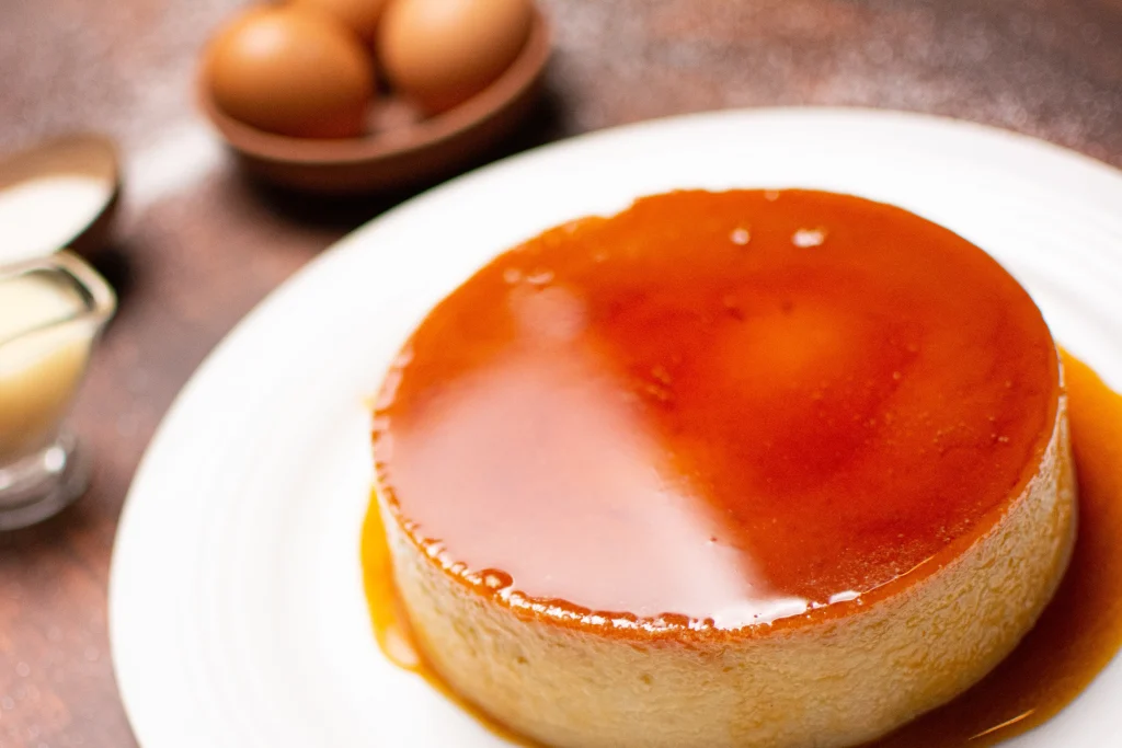 Oeufs au lait démoulé et servi sur une assiette