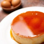 Oeufs au lait démoulé et servi sur une assiette
