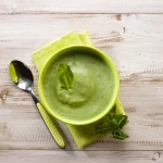Bol de purée d'épinards pour bébé