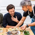 Chef à domicile avec les invités